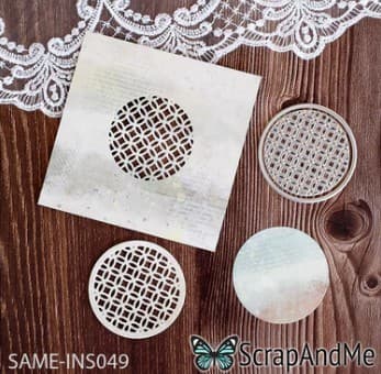 Hvit lace stencil med geometrisk mønster på treunderlag